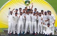 ऑस्ट्रेलिया को पहली बार टेस्ट सीरीज में हराने के बाद ट्रॉफी के बाद भारतीय टीम
